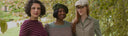 Drei Frauen tragen Retro Mode von Emmy Design im Vintage-Stil im Freien vor herbstlicher Kulisse