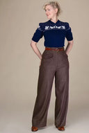 The Katharine Stardust Slacks in Braun mit Nadelstreifen, am Model