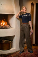 The Katharine Stardust Slacks in Braun mit Nadelstreifen, am Model, weitere Ansicht