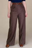 The Katharine Stardust Slacks in Braun mit Nadelstreifen, am Model, weitere Ansicht