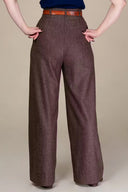 The Katharine Stardust Slacks in Braun mit Nadelstreifen, am Model, Rückansicht