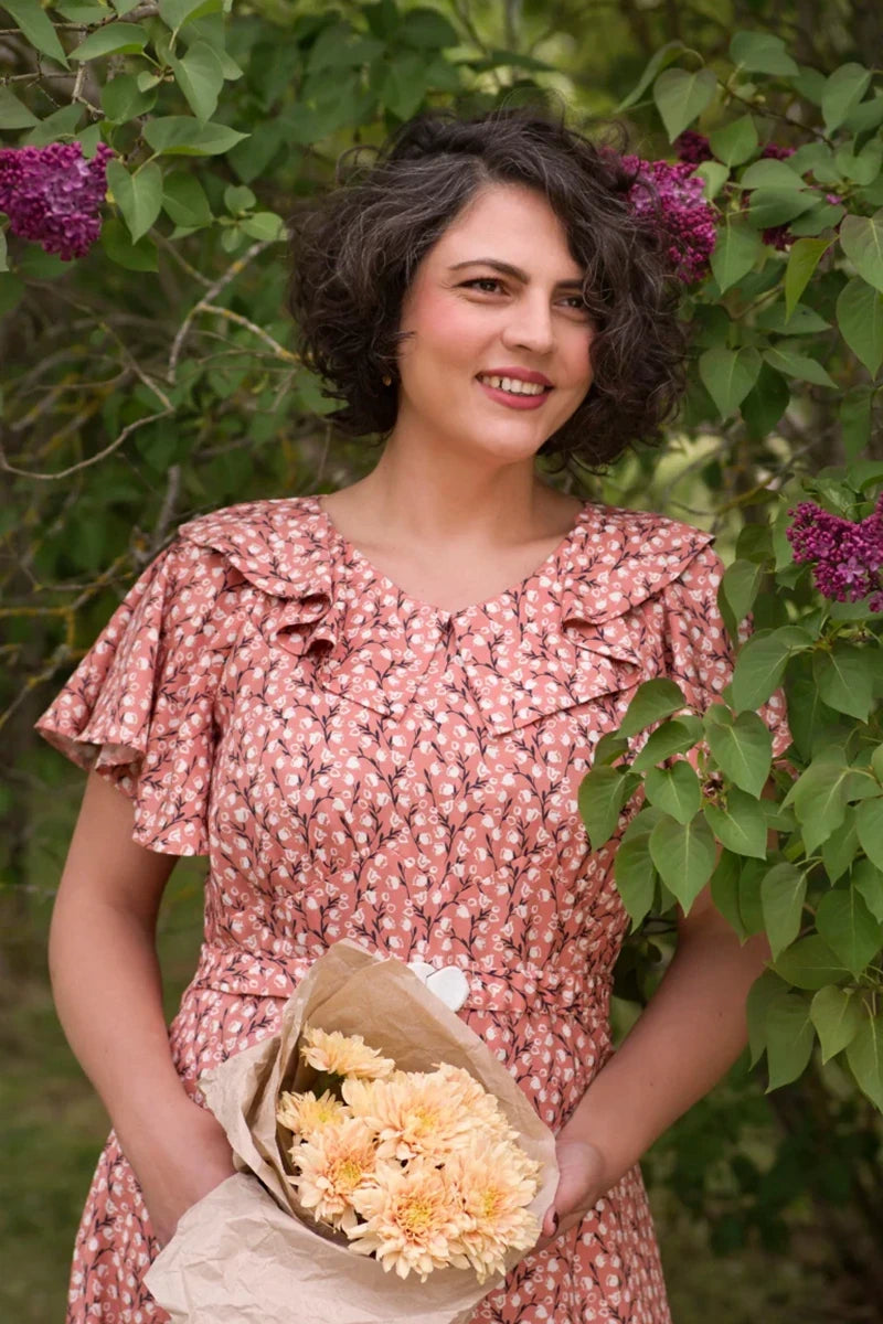 Vintage inspirierte Damenmode im Stil der 1930er Jahre mit femininem Kleid und floralen Details