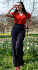 Wide Leg Trousers in Navy am Model, weitere Ansicht