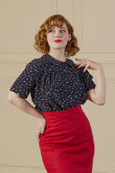1940er Jahre Damenmode mit eleganter Bluse und hoch geschnittenem Rock im Vintage Stil