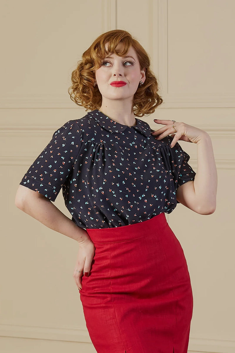1940er Jahre Damenmode mit eleganter Bluse und hoch geschnittenem Rock im Vintage Stil
