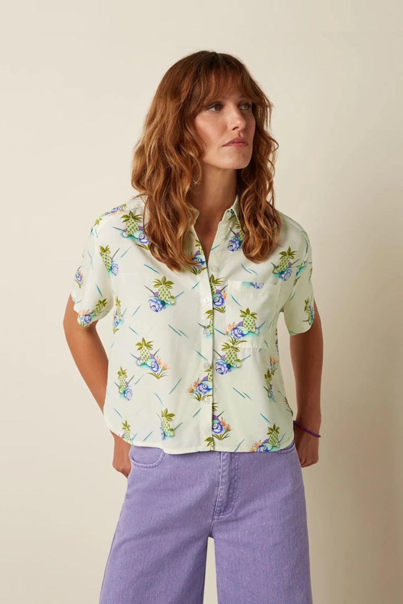 1960er Vintage Damenmode mit gemusterter Bluse und weiter Hose im Retro Stil