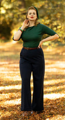 Wide Leg Trousers in Navy kombiniert mit Pullover