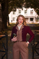 The Spectacular Spearpoint Shirt in Antique White, am Model