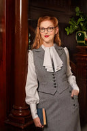 The More Is More Blouse in White & Navy, am Model, Ansicht 3