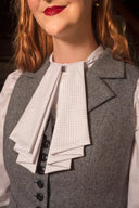 The More Is More Blouse in White & Navy, am Model, Ansicht 4