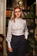 The More Is More Blouse in White & Navy, am Model, Ansicht 5