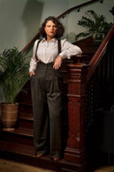 The Miss Fancy Pants Slacks in Bottle Green Plaid, am Model, Ansicht 2