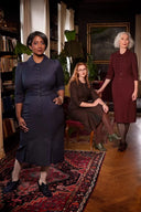 The Boss Lady Dress in Navy Herringbone, am Model, Ansicht 3