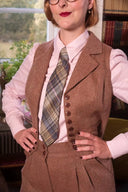 The Watchmaker’s Waistcoat in Rust & Tan, am Model, Ansicht 5