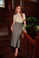 The Cashmere Staple Sweater in Cream, am Model, Ansicht 2
