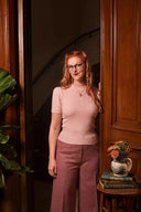 The Cashmere Staple Sweater in Soft Pink, am Model