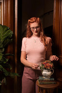 The Cashmere Staple Sweater in Soft Pink, am Model, Ansicht 2