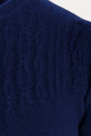 The Cashmere Staple Sweater in Midnight, Detailansicht Nahaufnahme