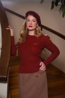 The All-Round Sweater in Rust, am Model