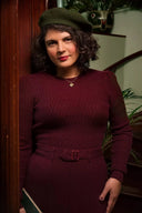 The All-Round Sweater in Black Cherry, am Model, Ansicht 2