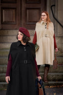 The All-Round Sweater in Black Cherry, am Model, Ansicht 3