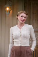 The Ice Skater Cardigan in Antique White Mélange, am Model, Ansicht 3