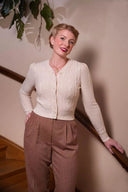 The Ice Skater Cardigan in Antique White Mélange, am Model, Ansicht 4