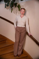 The Ice Skater Cardigan in Antique White Mélange, am Model, Ansicht 5