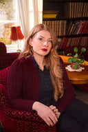 The Ice Skater Cardigan in Black Cherry, am Model, Ansicht 5