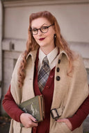 The Screen Siren Cardigan in Rust, am Model