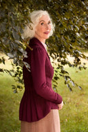 The Screen Siren Cardigan in Black Cherry, am Model, Ansicht 2