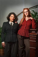 The Screen Siren Cardigan in Dark Bottle Green, am Model, Ansicht 2