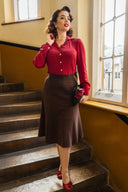 Bluse Gene in Brombeere am Model, weitere Ansicht