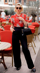 Wide Leg Trousers in Schwarz am Model