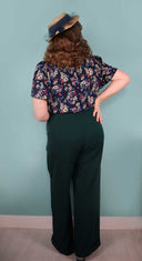 Wide Leg Trousers in Flaschengrün am Model, Rückansicht