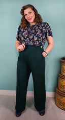Wide Leg Trousers in Flaschengrün am Model