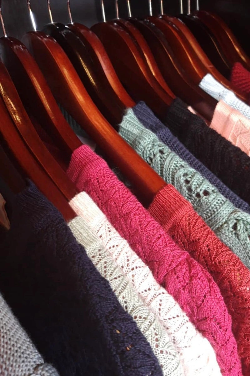 Auswahl an vintage inspirierter Strickmode und Damenoberteilen bei Bright House Vintage in verschiedenen Farben und Strukturen
