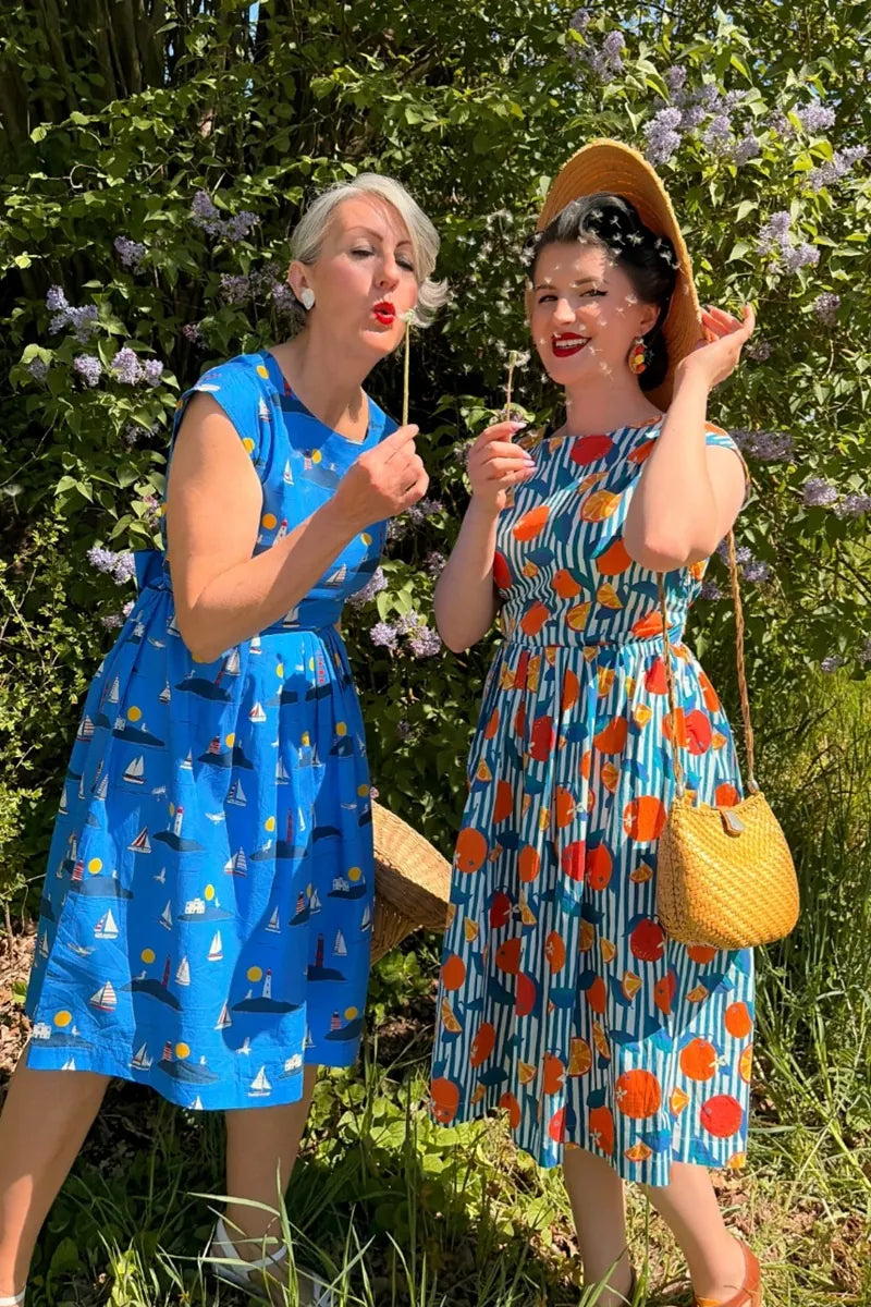 Zwei Frauen in Vintage inspirierten Kleidern von Bright House Vintage im Stil der 1940er bis 1960er Jahre draußen