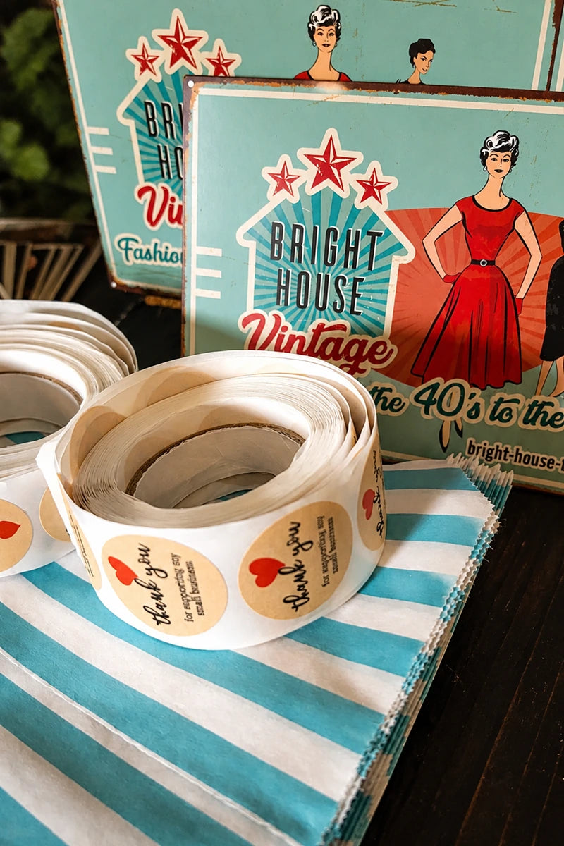 Vintage Verpackung und Versandmaterial von Bright House Vintage mit Boutique Atmosphäre und Retro Design Details