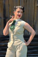 Frau im Dandy Look mit Vintage inspirierter Damenmode im Stil der 1930er Jahre