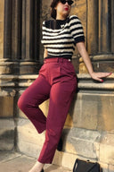 Dorothy Tapered Trousers in Burgundy von Weekend Doll, Modelbild