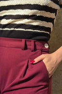 Dorothy Tapered Trousers in Burgundy von Weekend Doll, Modelbild