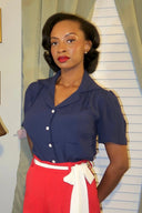 Gene Blouse in Navy von Weekend Doll, Modelbild