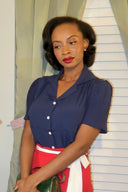 Gene Blouse in Navy von Weekend Doll, Modelbild