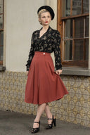 Gene Long Sleeve Blouse in Berry Floral Black von Weekend Doll, Modelbild