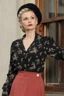 Gene Long Sleeve Blouse in Berry Floral Black von Weekend Doll, Modelbild