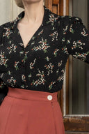 Gene Long Sleeve Blouse in Berry Floral Black von Weekend Doll, Modelbild