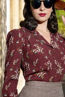 Gene Long Sleeve Blouse in Berry Floral Burgundy Brown von Weekend Doll, Modelbild