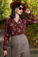 Gene Long Sleeve Blouse in Berry Floral Burgundy Brown von Weekend Doll, Modelbild