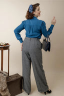 Gene Long Sleeve Blouse in Petrol Blue von Weekend Doll, Modelbild
